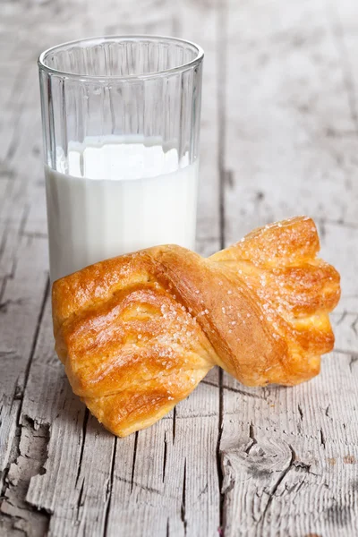 Bicchiere di latte e panino appena sfornato — Foto Stock