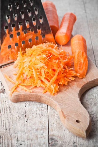 Металлическая решетка и морковь — стоковое фото