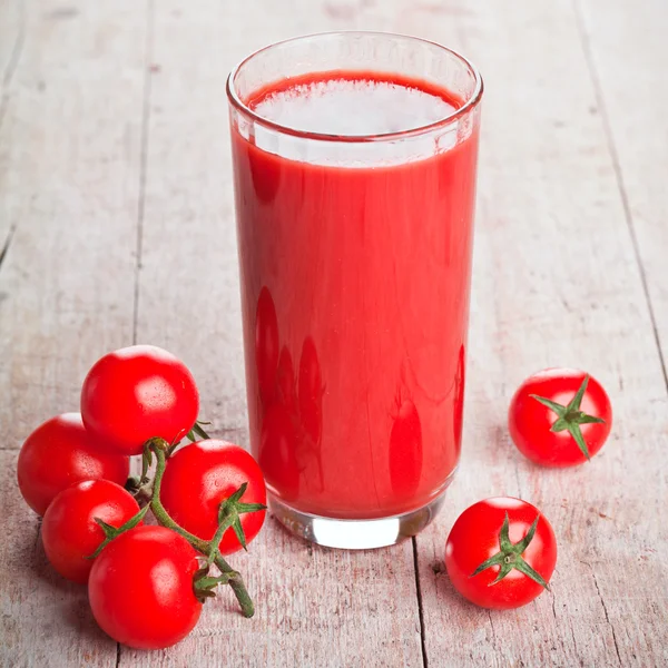 Succo di pomodoro in bicchiere e pomodori freschi — Foto Stock