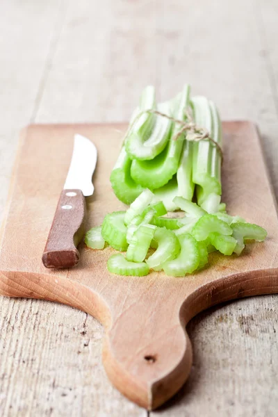 捆绑的新鲜绿色芹菜茎 — 图库照片