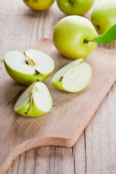 Fresh green sliced apples — Stock Photo, Image