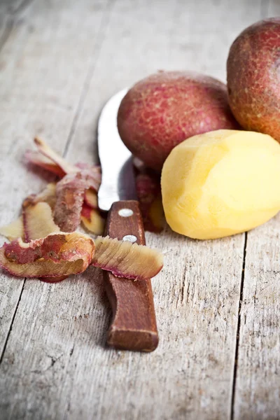 Friska organiska skalade potatis — Stockfoto