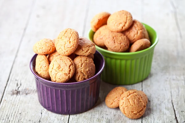 Maräng mandel cookies i skålar — Stockfoto