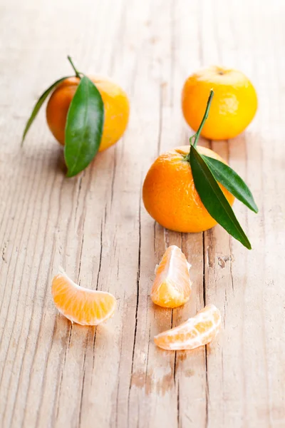 用树叶新鲜橘子 — 图库照片