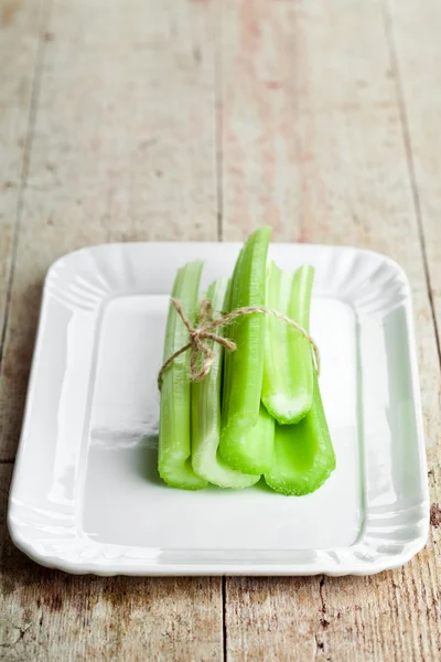 Verse groene selder komt voort uit de plaat — Stockfoto