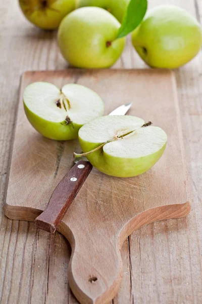 Świeże zielone jabłka pokrojone i nóż — Zdjęcie stockowe