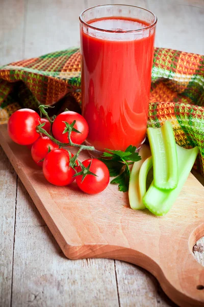 Tomato juice in glass, fresh tomatoes and green celery — Stock Photo, Image