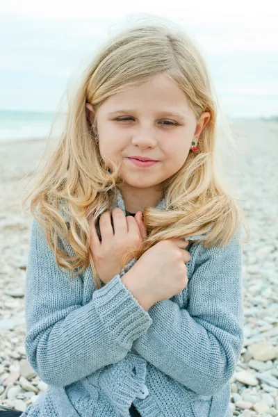 Girl at the autumn beach — Stock Photo, Image