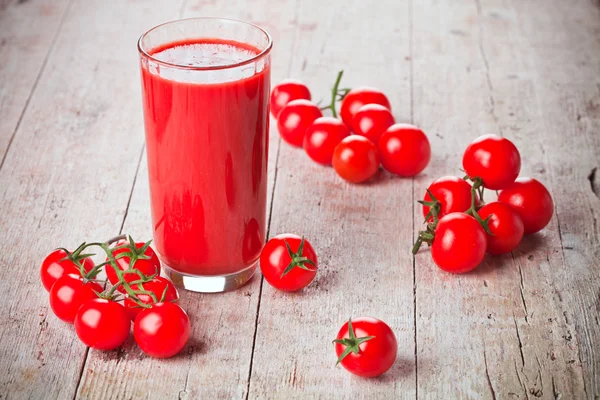 Tomatensaft im Glas und frische Tomaten — Stockfoto