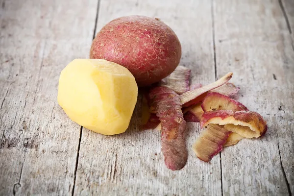健康的な有機性皮をむいたジャガイモ — ストック写真