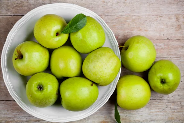 Manzanas verdes frescas en plato —  Fotos de Stock