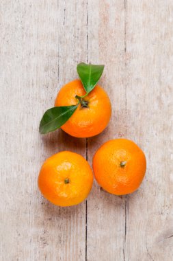 yaprakları ile üç mandalina 