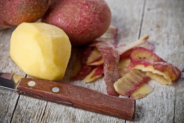 Healthy organic peeled potatoes — Stock Photo, Image