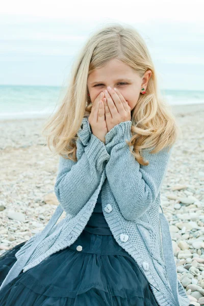 Hezká dívka v podzimní beach — Stock fotografie