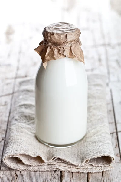 Garrafa de leite fresco — Fotografia de Stock