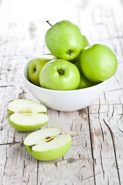 Manzanas verdes maduras en tazón —  Fotos de Stock