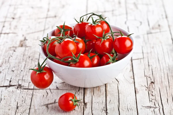 Fresh cherry tomatoes in a bowl — Stock Photo, Image