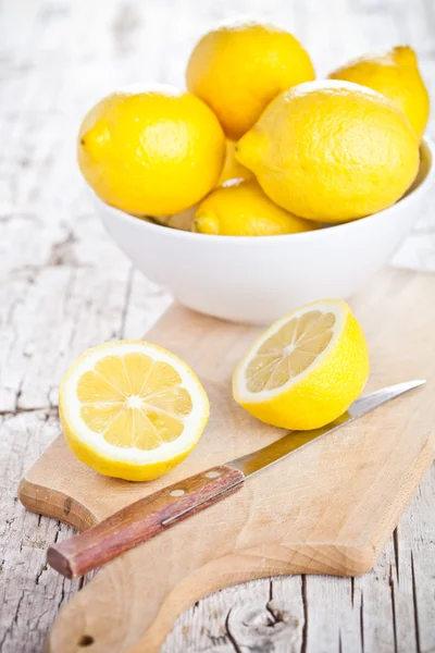 Limoni freschi in una ciotola e coltello — Foto Stock