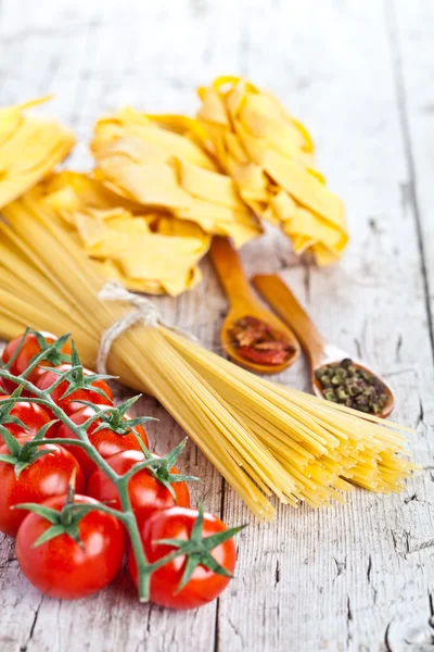 Uncooked pasta with tomatoes and spices — Stock Photo, Image