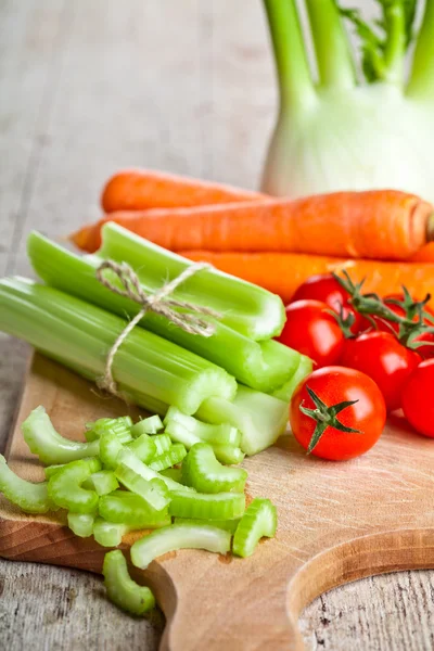 Hinojo orgánico fresco, apio, zanahoria y tomates — Foto de Stock