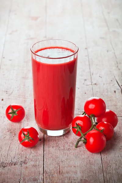 Tomato juice in glass and fresh tomatoes — Stock Photo, Image