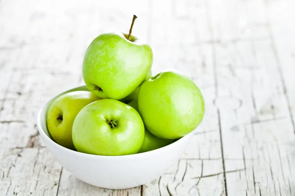 Ripe green apples in bowl — Stock Photo, Image