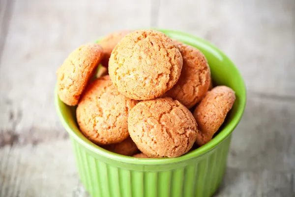 Maräng mandel cookies i skål — Stockfoto