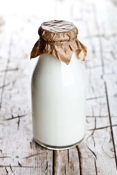 Botella de leche fresca — Foto de Stock