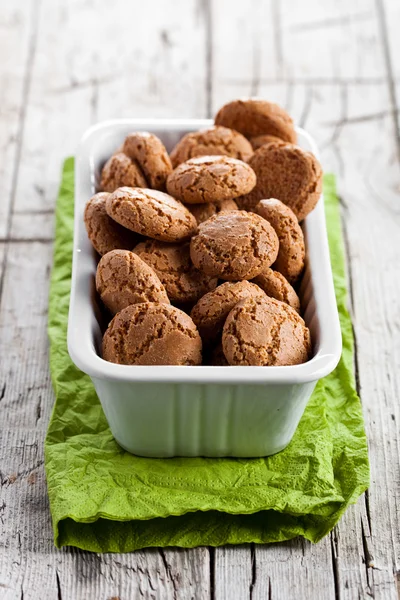 Biscoitos de amêndoa merengue em uma tigela — Fotografia de Stock