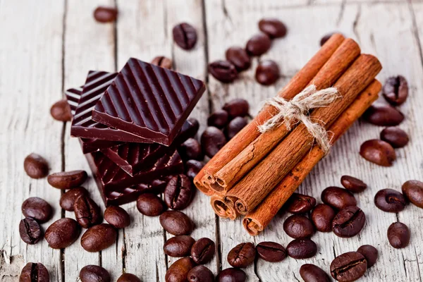 Dulces de chocolate y granos de café — Foto de Stock