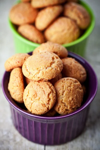Maräng mandel cookies i skålar — ストック写真