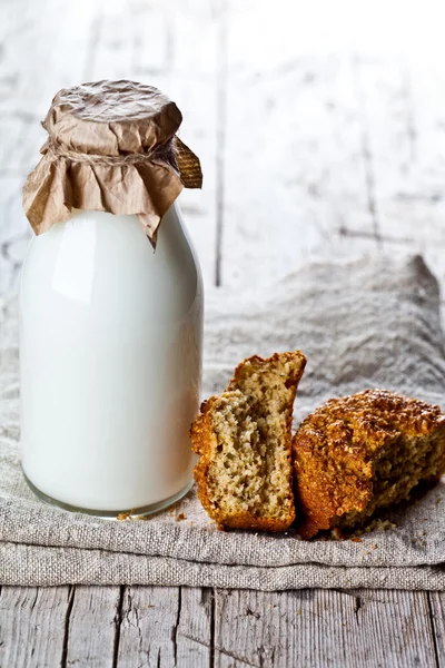 Botella de leche y pan recién horneado — Foto de Stock