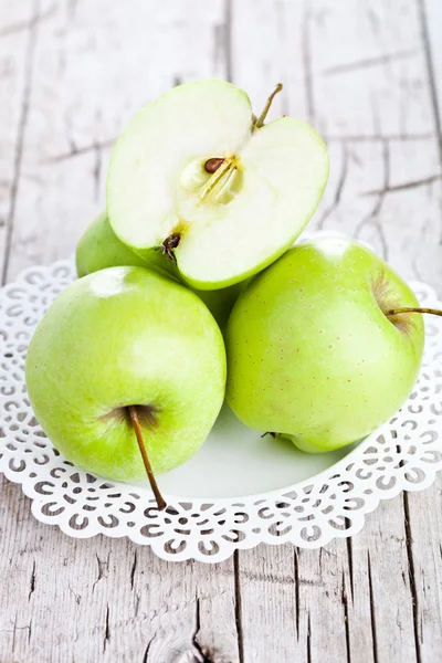 Dojrzałe jabłka zielone w płycie — Zdjęcie stockowe