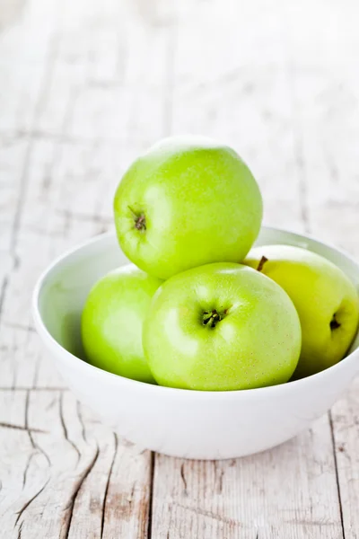 Ripe green apples in bowl — Stock Photo, Image