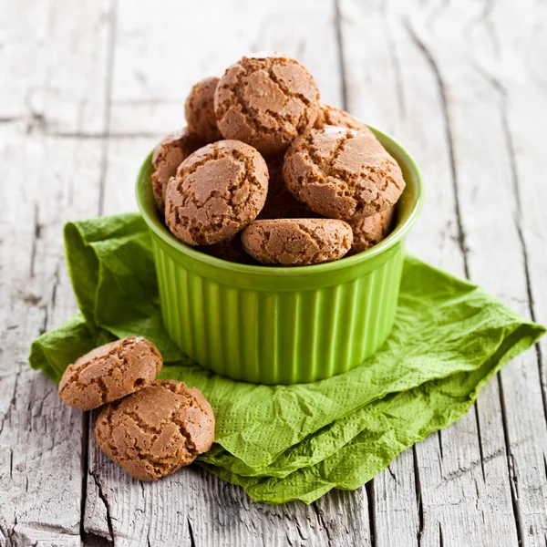 Maräng mandel cookies i en grön skål — Stockfoto