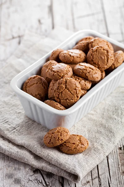 Meringue almond cookies in bowl — Stock Photo, Image
