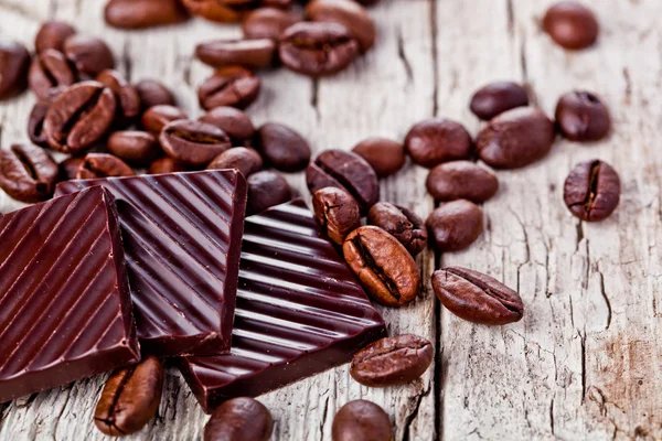 チョコレートのお菓子とコーヒー豆 — ストック写真