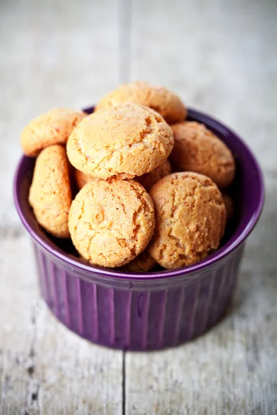 Meringue almond cookies in bowl — Stock Photo, Image