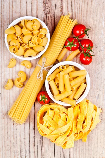 Pasta cruda con tomates —  Fotos de Stock