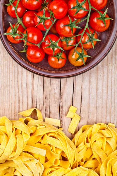 Ongekookte pasta en verse tomaten — Stockfoto