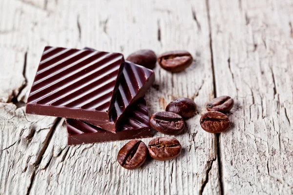 チョコレートのお菓子とコーヒー豆 — ストック写真