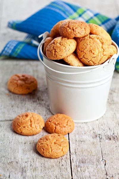 Maräng mandel cookies i hink — Stockfoto