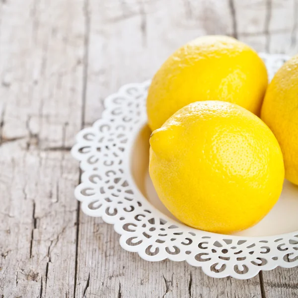 Три свежих лимона — стоковое фото
