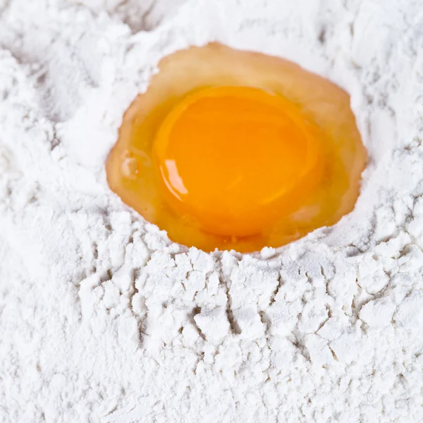 Huevo partido sobre harina — Foto de Stock