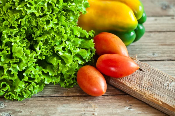 Lettuce salad, tomatoes and bell pepper — Stock Photo, Image