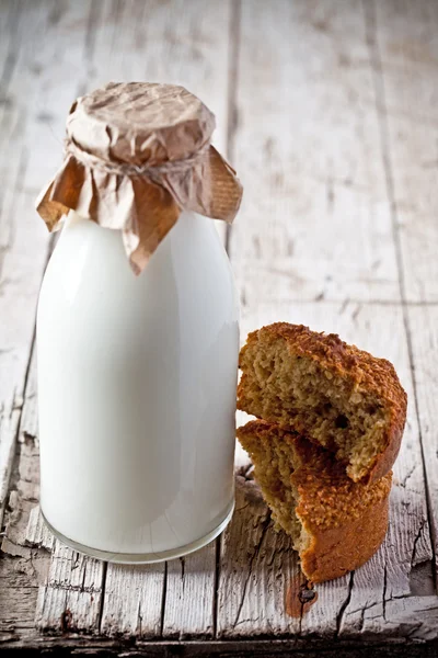 Botella de leche y pan recién horneado — Foto de Stock