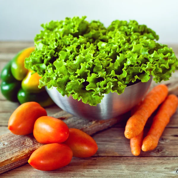 Ensalada de lechuga, tomates, pimiento y zanahorias —  Fotos de Stock