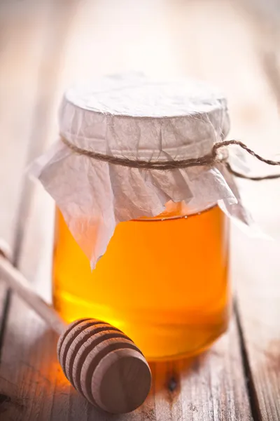 Full honey pot and honey stick — Stock Photo, Image