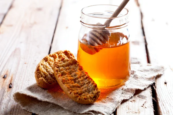 Crackers and honey — Stock Photo, Image