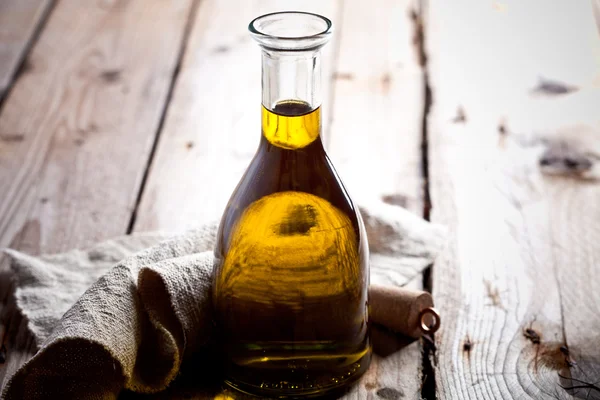 Frisches Olivenöl in der Flasche — Stockfoto